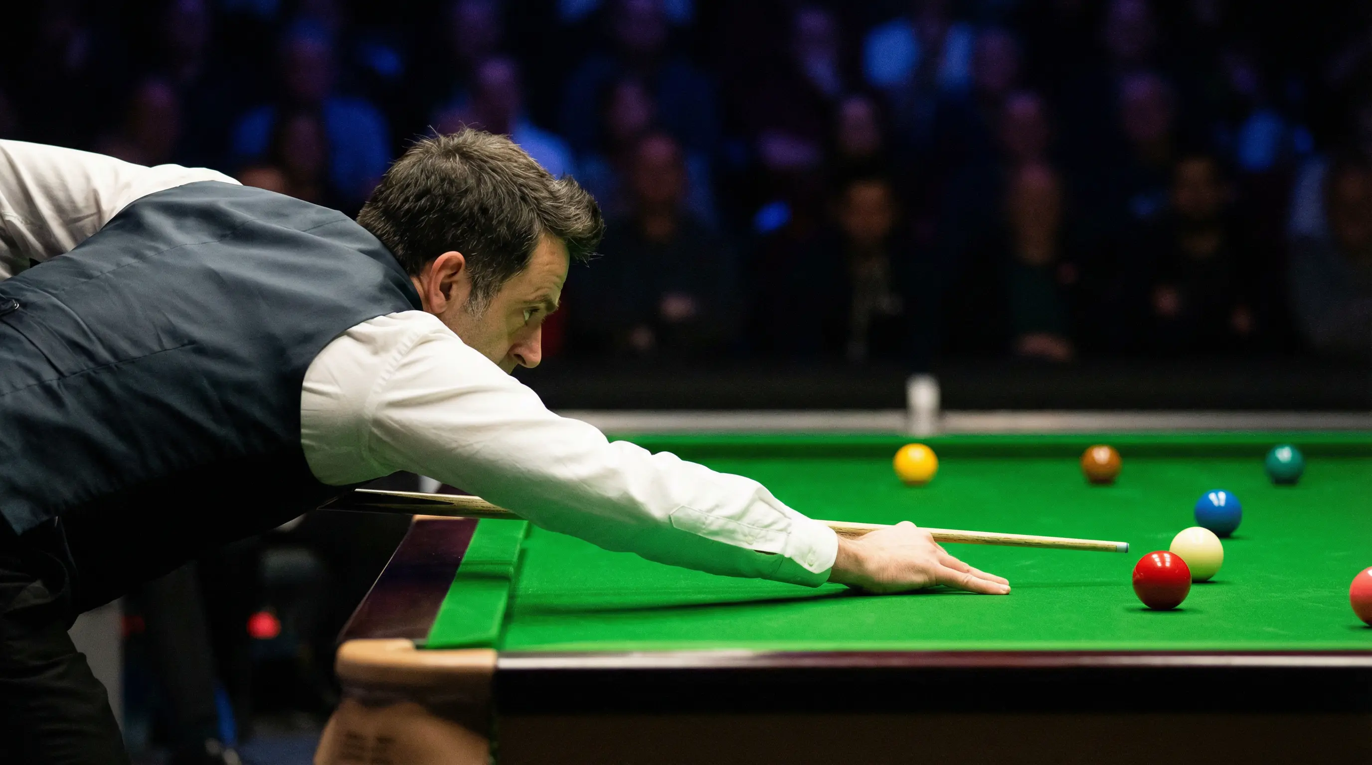 Snookerspeler aan de tafel tijdens een live wedstrijd