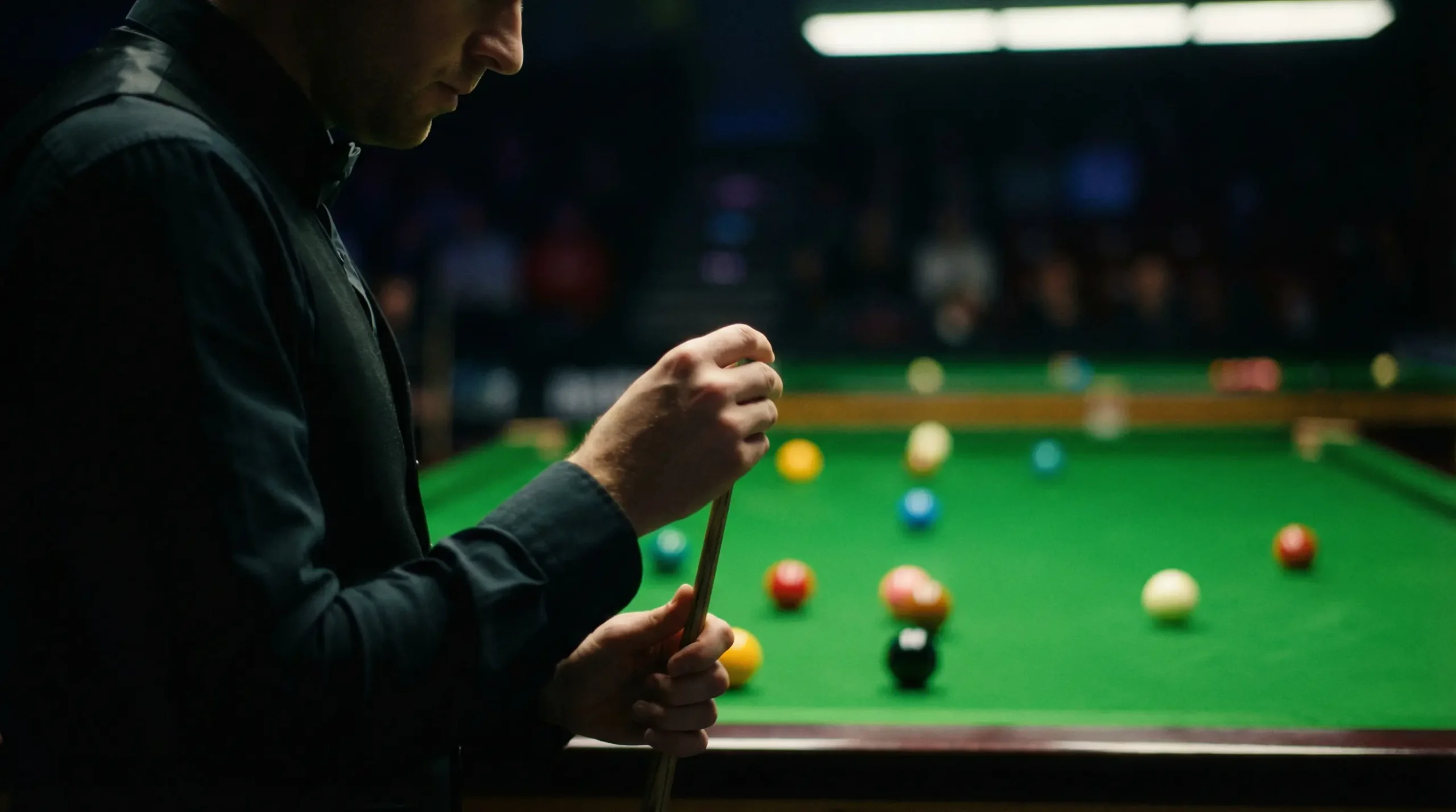 Snookerspeler in actie tijdens wedstrijd
