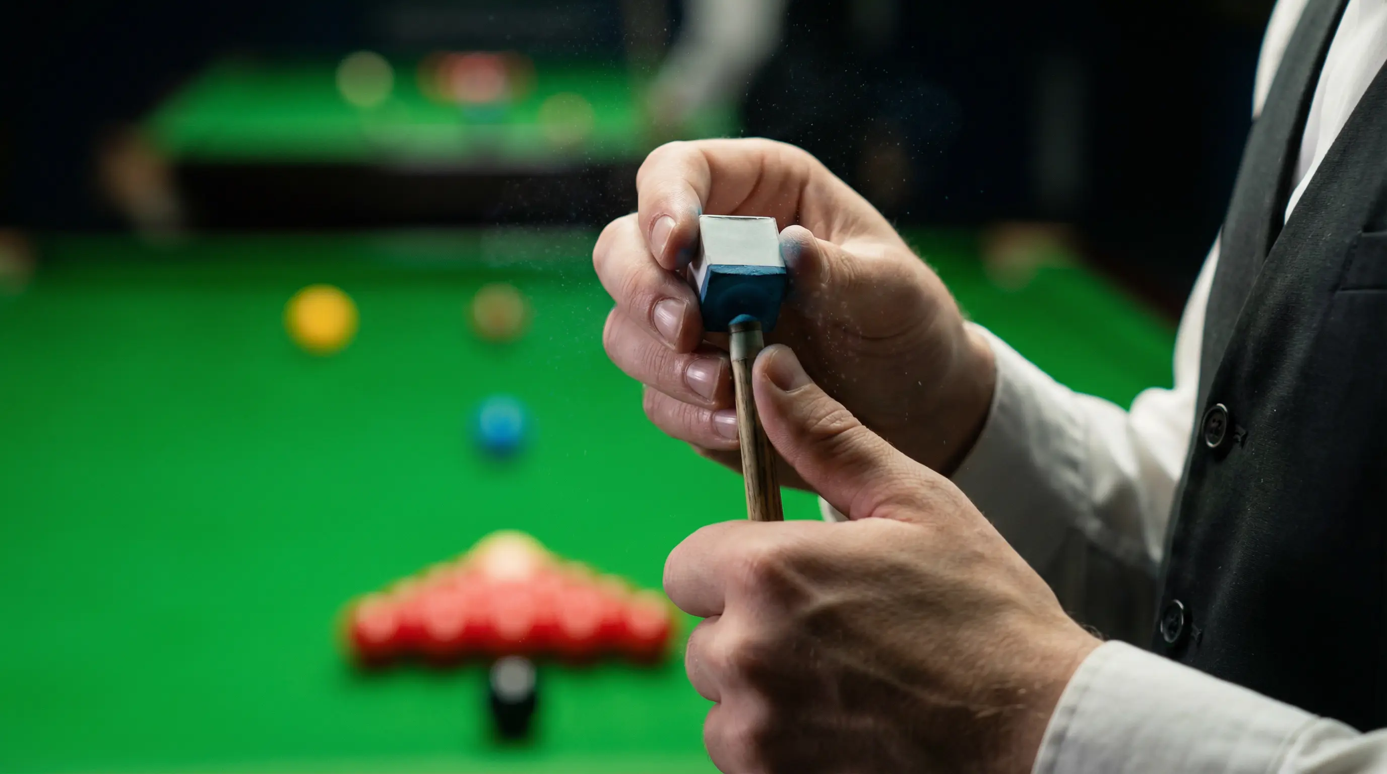 Snookerspeler in concentratie tijdens een break